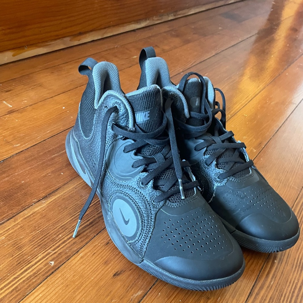 Nike Men’s 8 BBALL shoes
